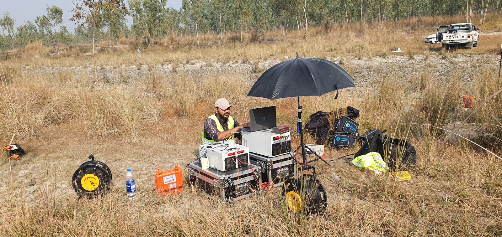 Electrical resistivity tomography acquisition in the field